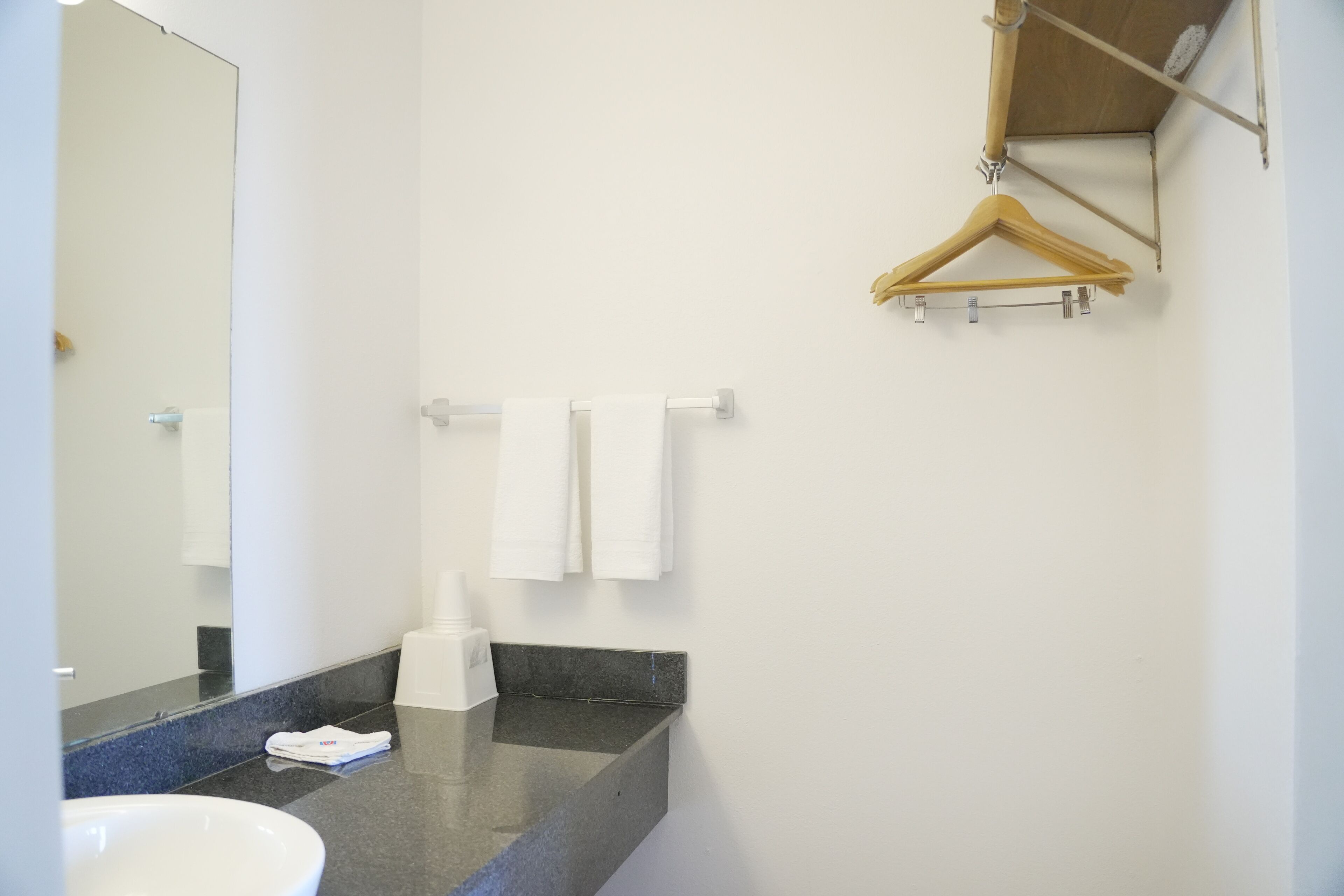 Quarto luxo, 1 cama King, para não fumantes, geladeira e micro-ondas | Banheiro | Chuveiro/banheira combinados, produtos de toalete grátis