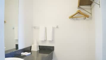 Quarto luxo, 1 cama King, para não fumantes, geladeira e micro-ondas | Banheiro | Chuveiro/banheira combinados, produtos de toalete grátis