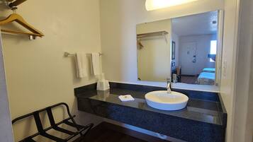 Suihkun ja ammeen yhdistelmÀ, ilmaiset hygieniatuotteet, pyyhkeet