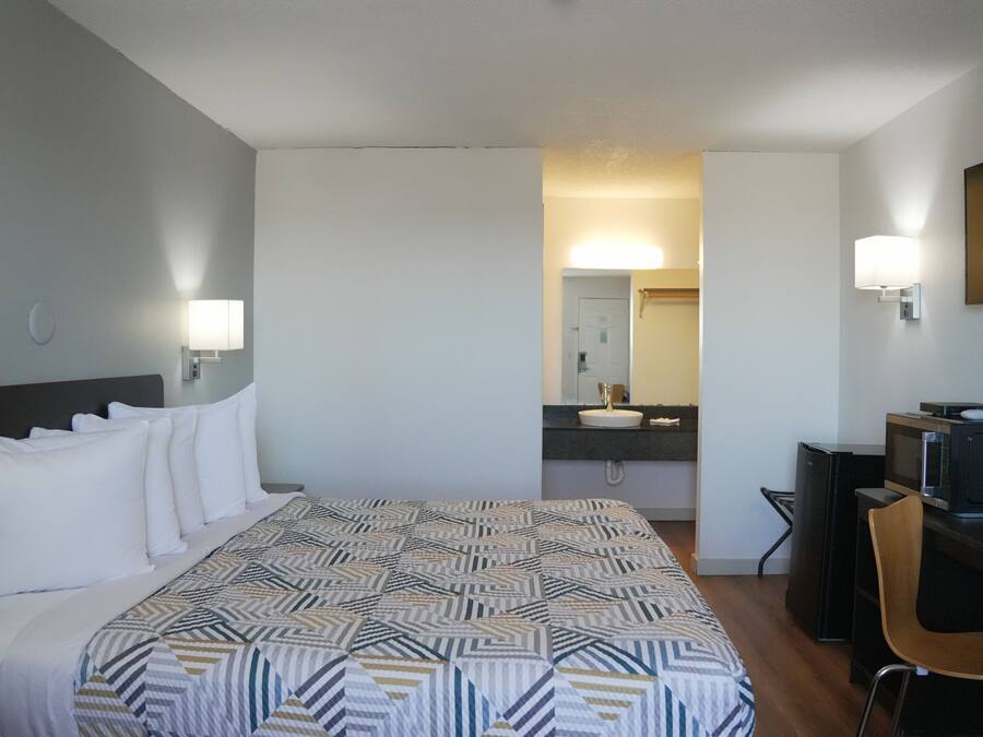 Deluxe Room, 1 King Bed, Non Smoking, Refrigerator & Microwave | Exterior