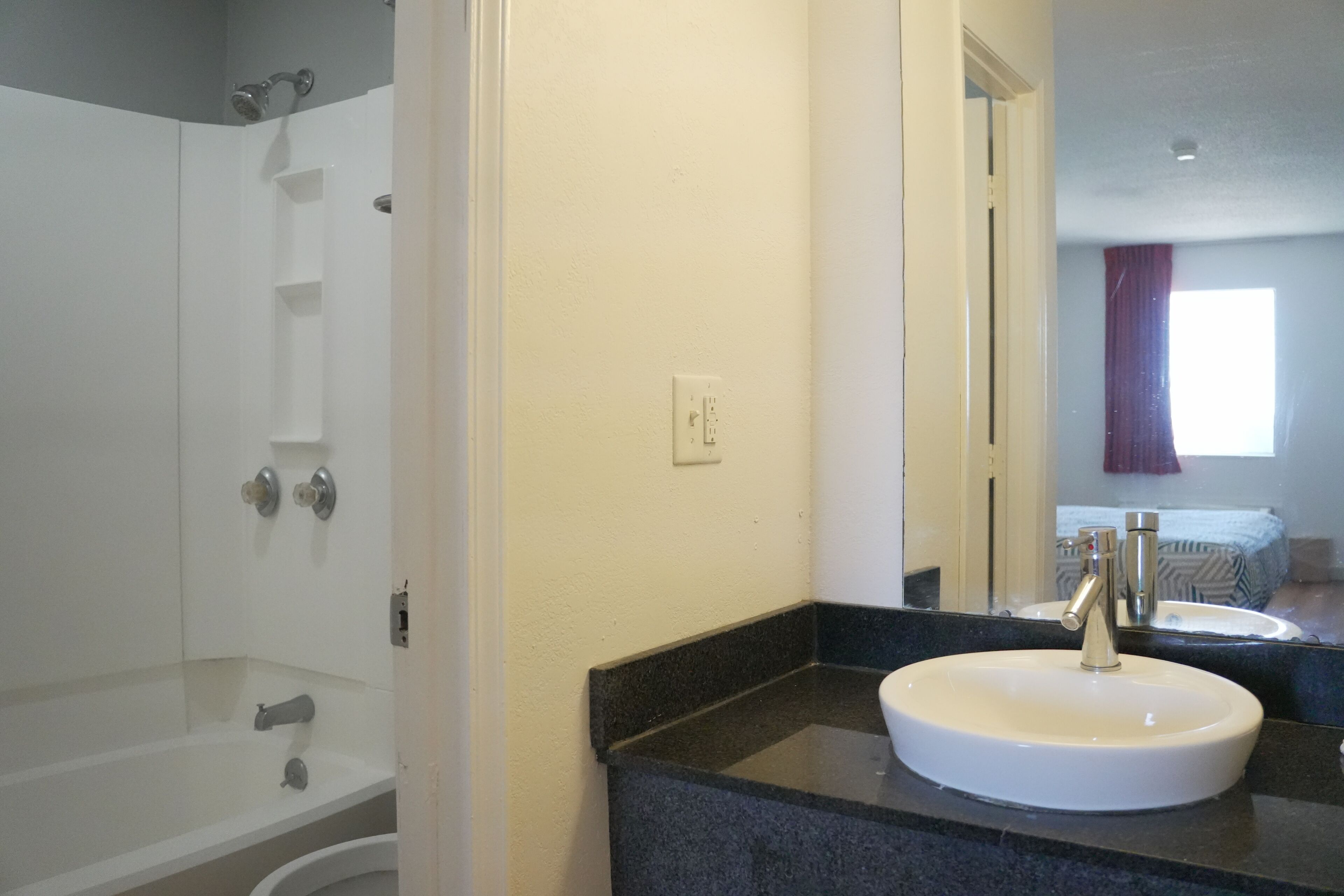 Combined shower/tub, free toiletries, towels, toilet paper