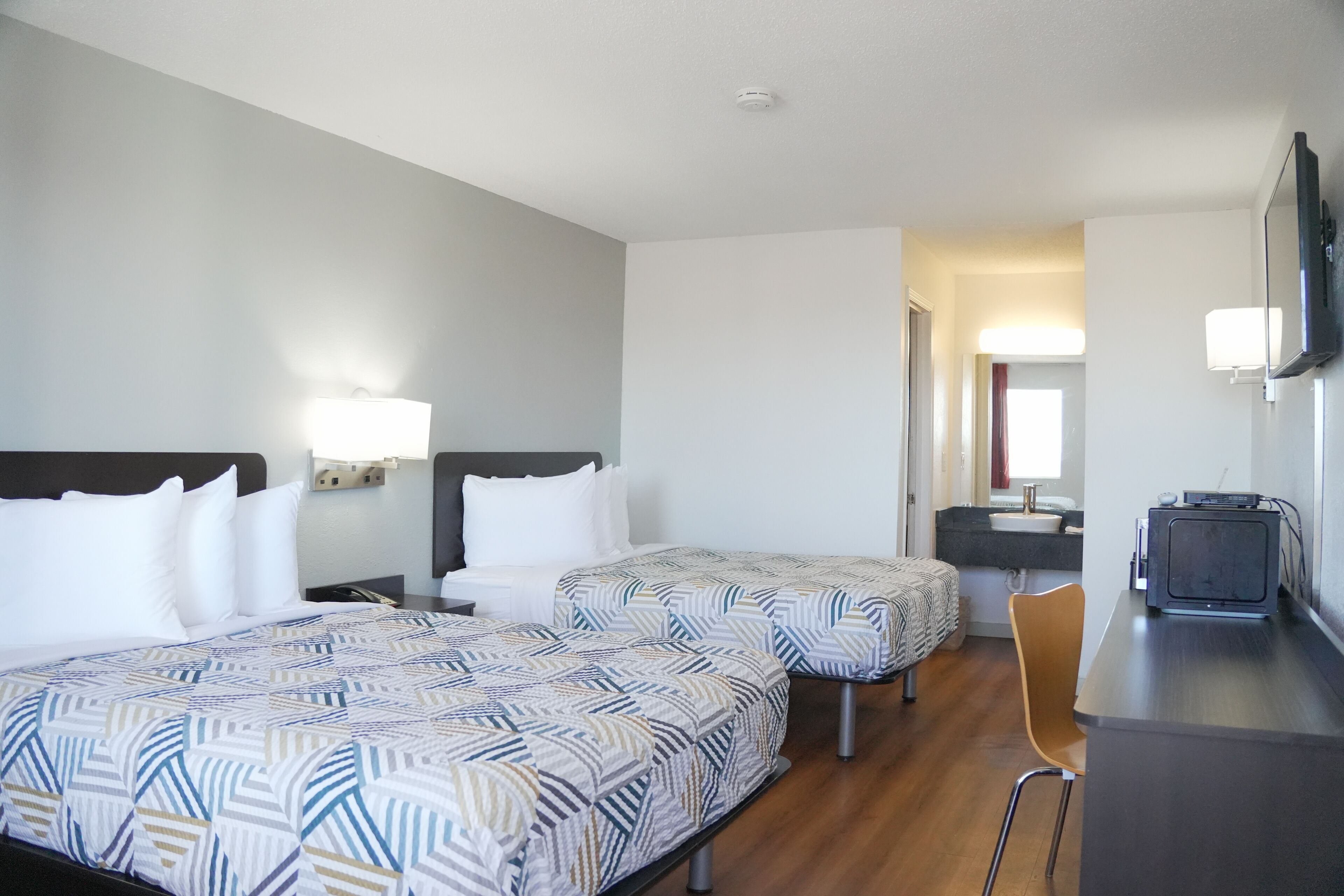 Quarto luxo, 2 camas Queen, para não fumantes, geladeira e micro-ondas | Wi-Fi de cortesia, roupa de cama