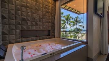 Suíte Delux Frente Mar com Banheira de Hidromassagem | Minibar, in-room safe, blackout drapes, free WiFi