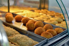Café da manhã com buffet grátis todos os dias