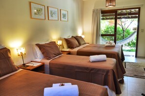 Quádruplo Vista Jardim com Varanda | 迷你吧、客房内保险箱、遮光窗帘、免费 WiFi