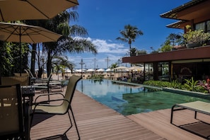 Piscina externa, espreguiçadeiras