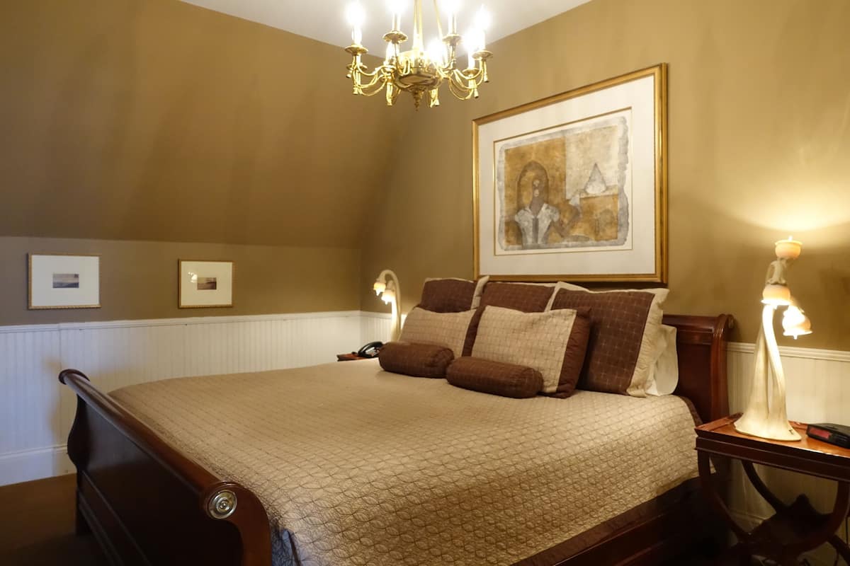 Suite, 1 King Bed - Morgan Llewellyn Suite - 3rd Floor No Elevator | 1 bedroom, individually decorated, individually furnished