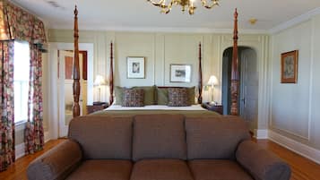 Deluxe Double Room, 1 King Bed - Bryan - 2nd Floor No Elevator | 1 bedroom, individually decorated, individually furnished