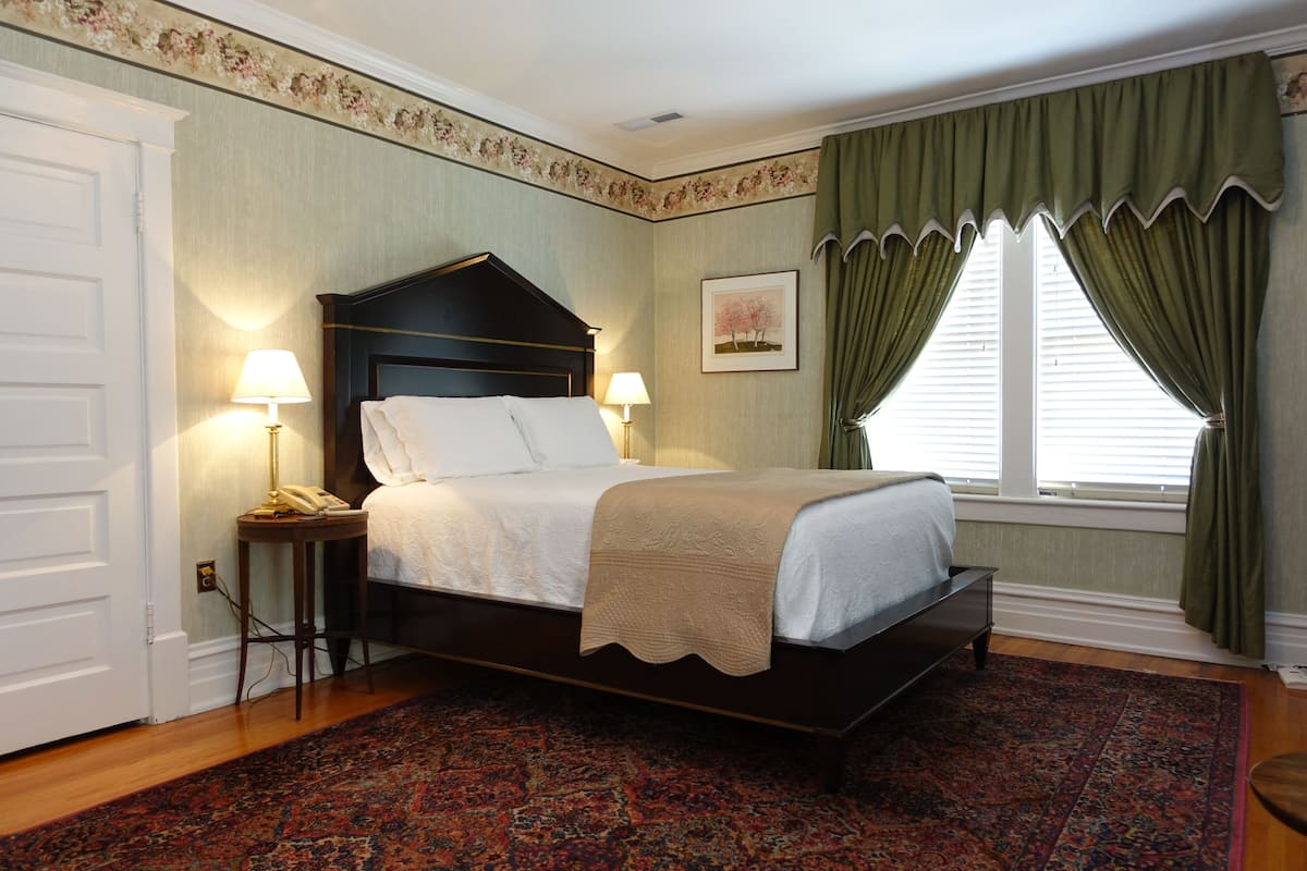 Double Room, 1 Queen Bed - Highlander - 2nd Floor No Elevator | Iron/ironing board, WiFi (free), individually decorated