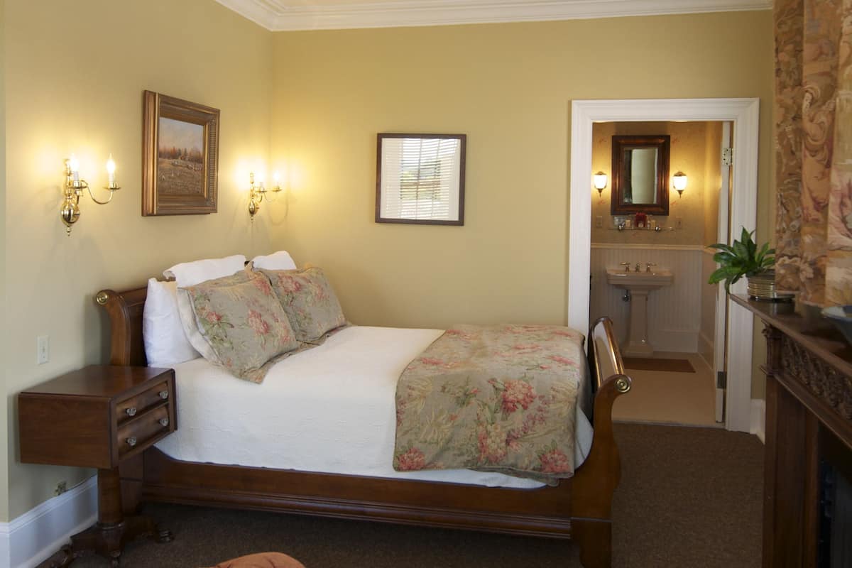 Superior Double Room, 1 Queen Bed - Portera/Randall - 2nd Floor No Elevator | Iron/ironing board, WiFi (free), individually decorated