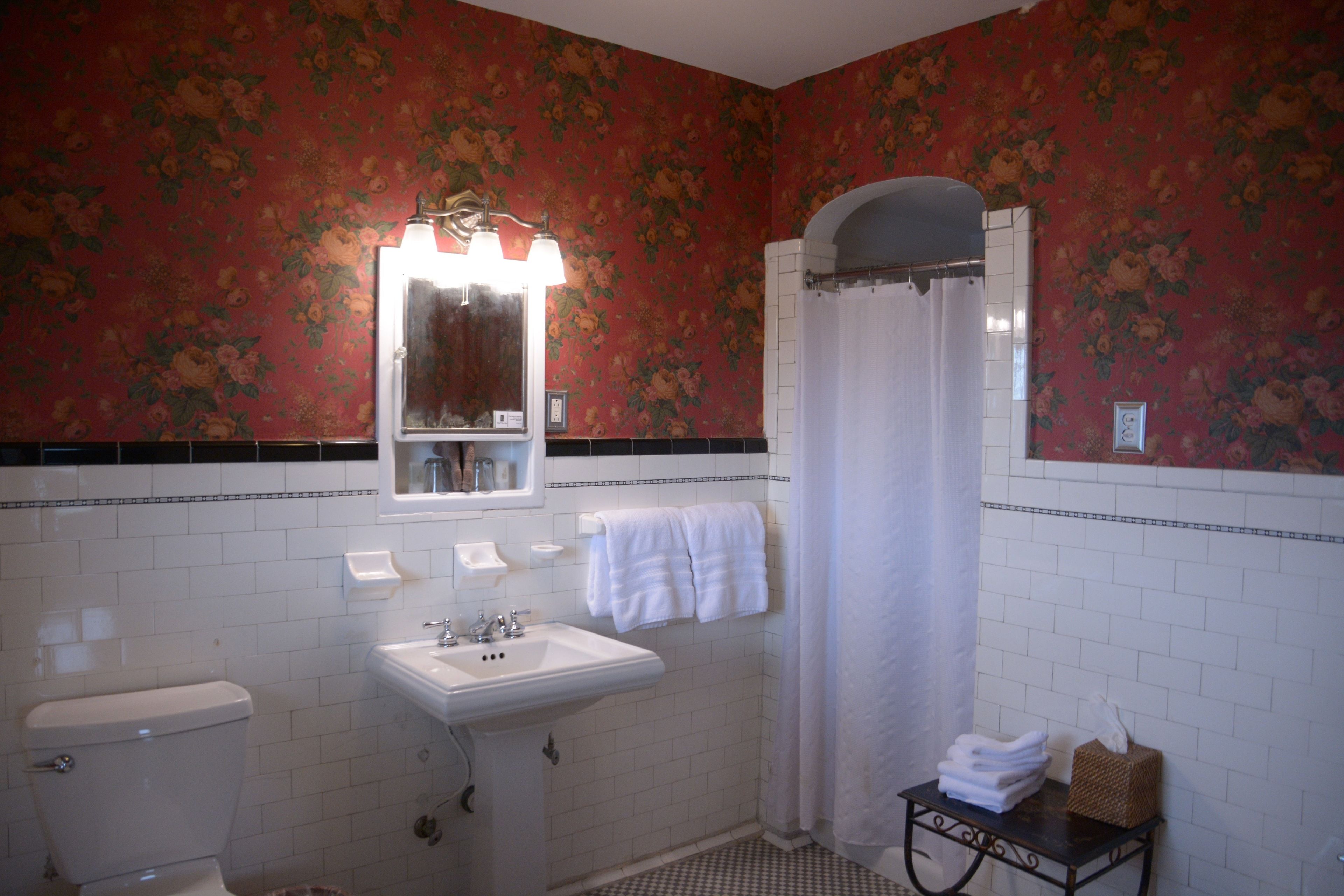 Ein Badezimmer mit Toilette, Waschbecken und Duschvorhang.