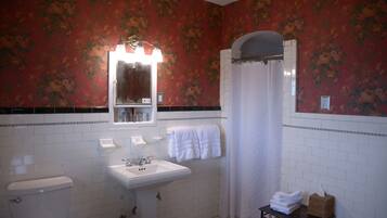 Ein Badezimmer mit Toilette, Waschbecken und Duschvorhang.