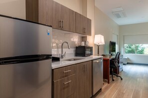 Suite, 2 camas de matrimonio, no fumadores | 1 dormitorio, ropa de cama de alta calidad, caja fuerte y escritorio