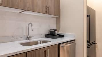 Suite, 1 King Bed, Non Smoking | 1 bedroom, premium bedding, in-room safe, desk