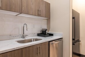 Suite, 1 King Bed, Non Smoking | 1 bedroom, premium bedding, in-room safe, desk