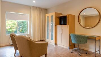 Suite, 2 llits de matrimoni, no fumadors | 1 dormitori, roba de llit d'alta qualitat i caixa forta a l'habitació