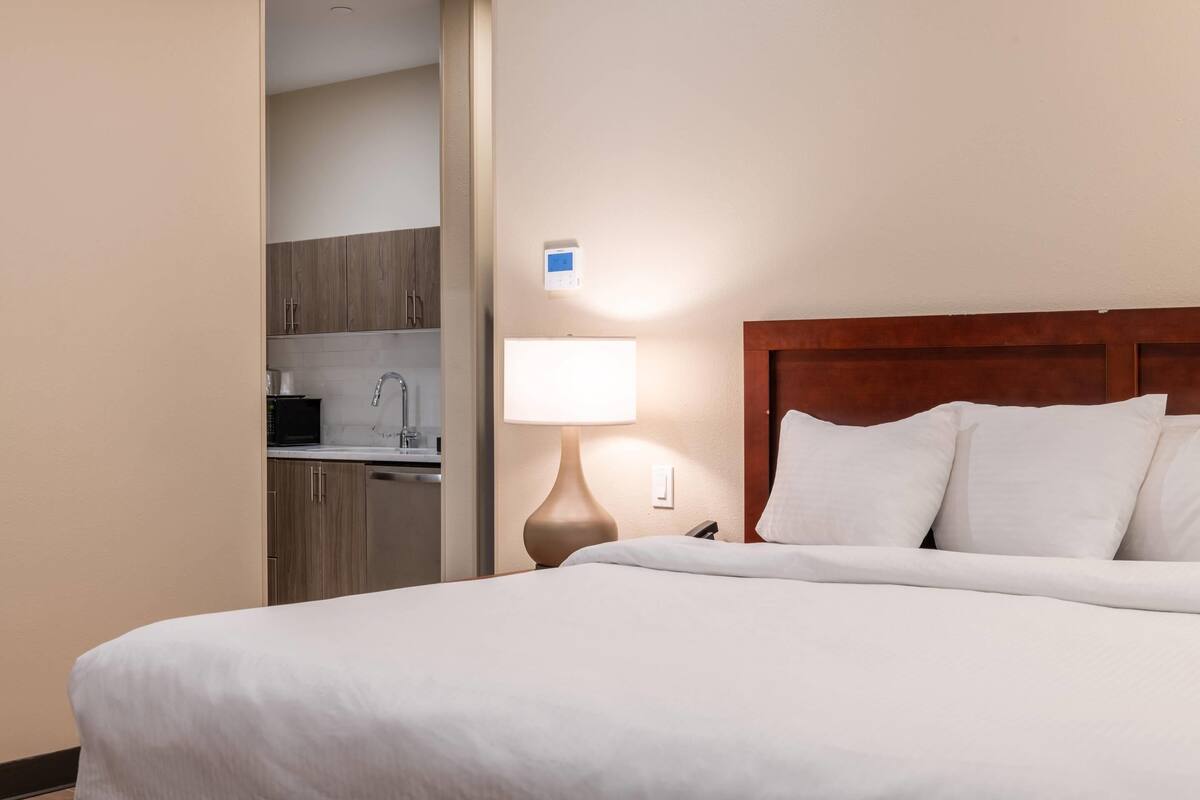 Suite, 1 King Bed, Non Smoking | Premium bedding, in-room safe, desk, laptop workspace