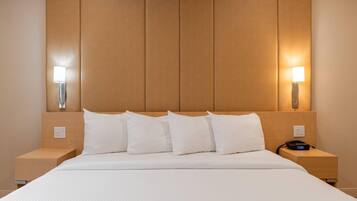 Standard Room, 1 King Bed, Non Smoking | 1 bedroom, premium bedding, in-room safe, desk