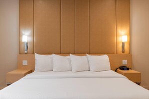 Habitación estándar, 1 cama de matrimonio grande, no fumadores | 1 dormitorio, ropa de cama de alta calidad, caja fuerte y escritorio