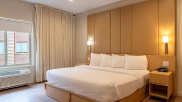 Habitación estándar, 1 cama de matrimonio grande, no fumadores | 1 dormitorio, ropa de cama de alta calidad, caja fuerte y escritorio