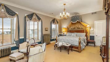 The Napoleon | Sérhannaðar innréttingar, sérvalin húsgögn, myrkratjöld/-gardínur