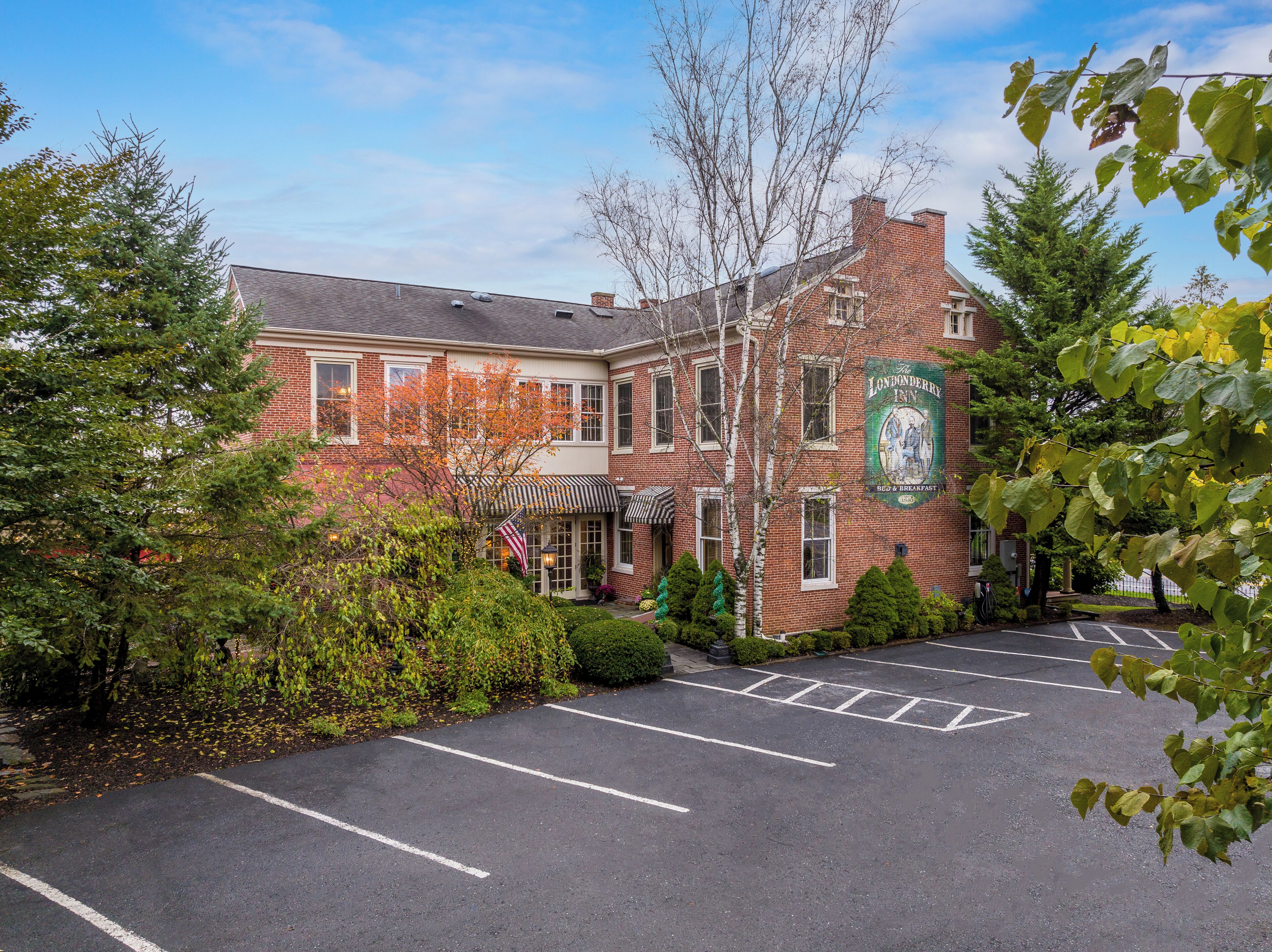 Un edificio de ladrillo con un letrero que dice "The London Inn Bed & Breakfast".