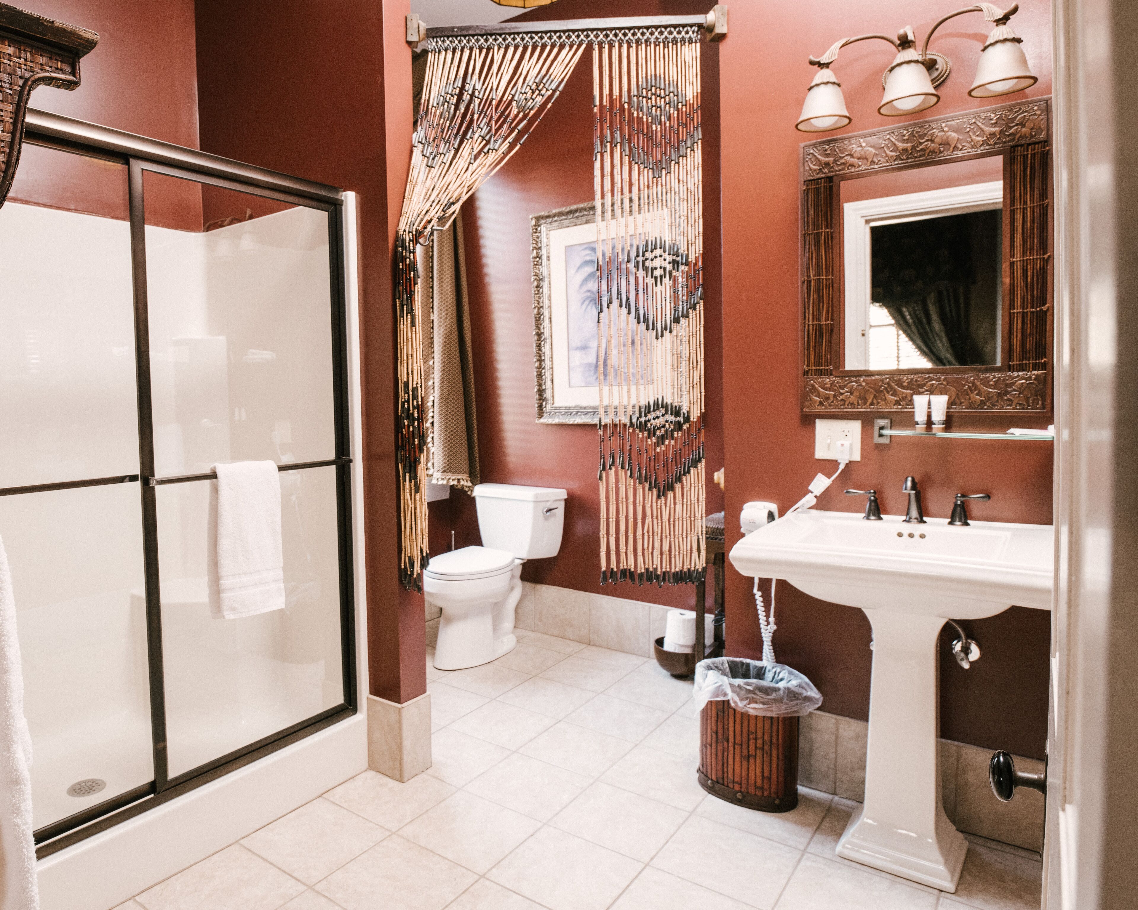 Une salle de bain avec une douche à parois de verre, des toilettes, un lavabo et un miroir.