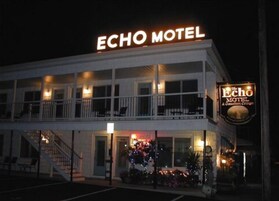 Fachada da propriedade à noite