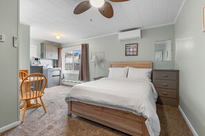 Quarto, 1 cama Queen, cozinha americana | Cofres nos quartos, individualmente decorados, cortinas blackout