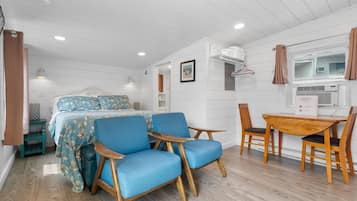 Studio, 1 Queen Bed | Living area