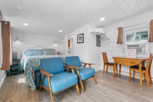 Studio, 1 Queen Bed | Living area