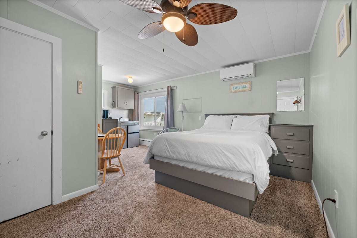 Room, 1 Queen Bed (Room 1 Queen Kitchenette) | In-room safe, individually decorated, blackout drapes