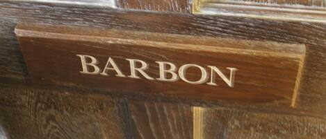 Una puerta de madera con el nombre "BARBON" grabado.