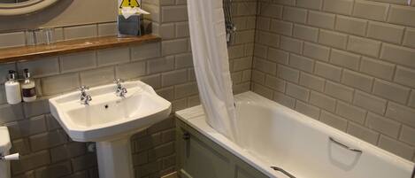 Ein Badezimmer mit Waschbecken, Toilette und Badewanne.