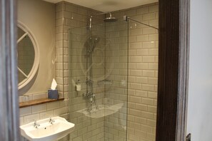 Standard Double Room, Ensuite | Bathroom | Towels - Red Dragon Inn (Carnforth)