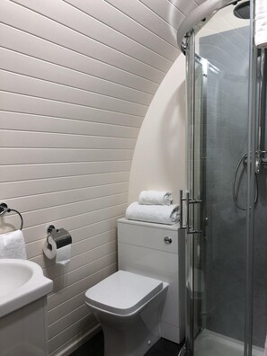 Cabana superior, suíte | Banheiro | Toalhas de banho 