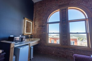 Deluxe Room, 1 Queen Bed (Top Floor) | Desk, laptop workspace, iron/ironing board, cribs/infant beds - Victor Hotel (Victor)