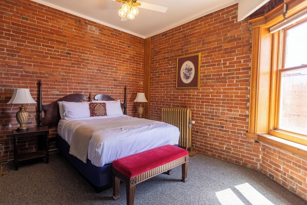 Phòng Deluxe, 1 giường cỡ queen, phù hợp cho người khuyết tật | Bàn, khu vực làm việc phù hợp cho laptop, bàn ủi/dụng cụ ủi quần áo 