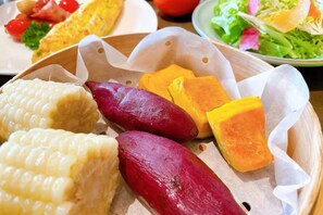 Daily buffet breakfast (CNY 118 per person)