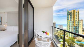 Zimmersafe, Schreibtisch, laptopgeeigneter Arbeitsplatz