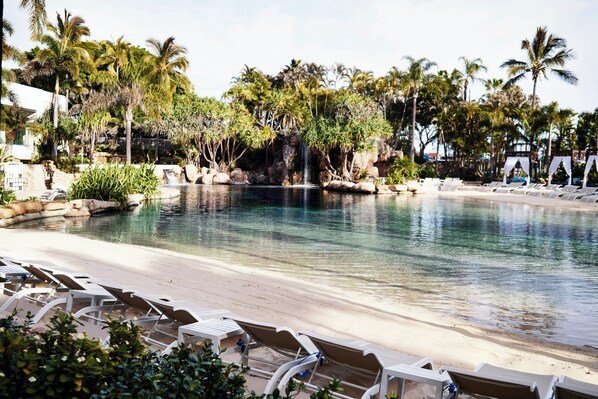 2 piscinas al aire libre, cabañas de piscina (de pago), sombrillas