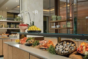 Buffet déjeuner servi tous les jours en supplément