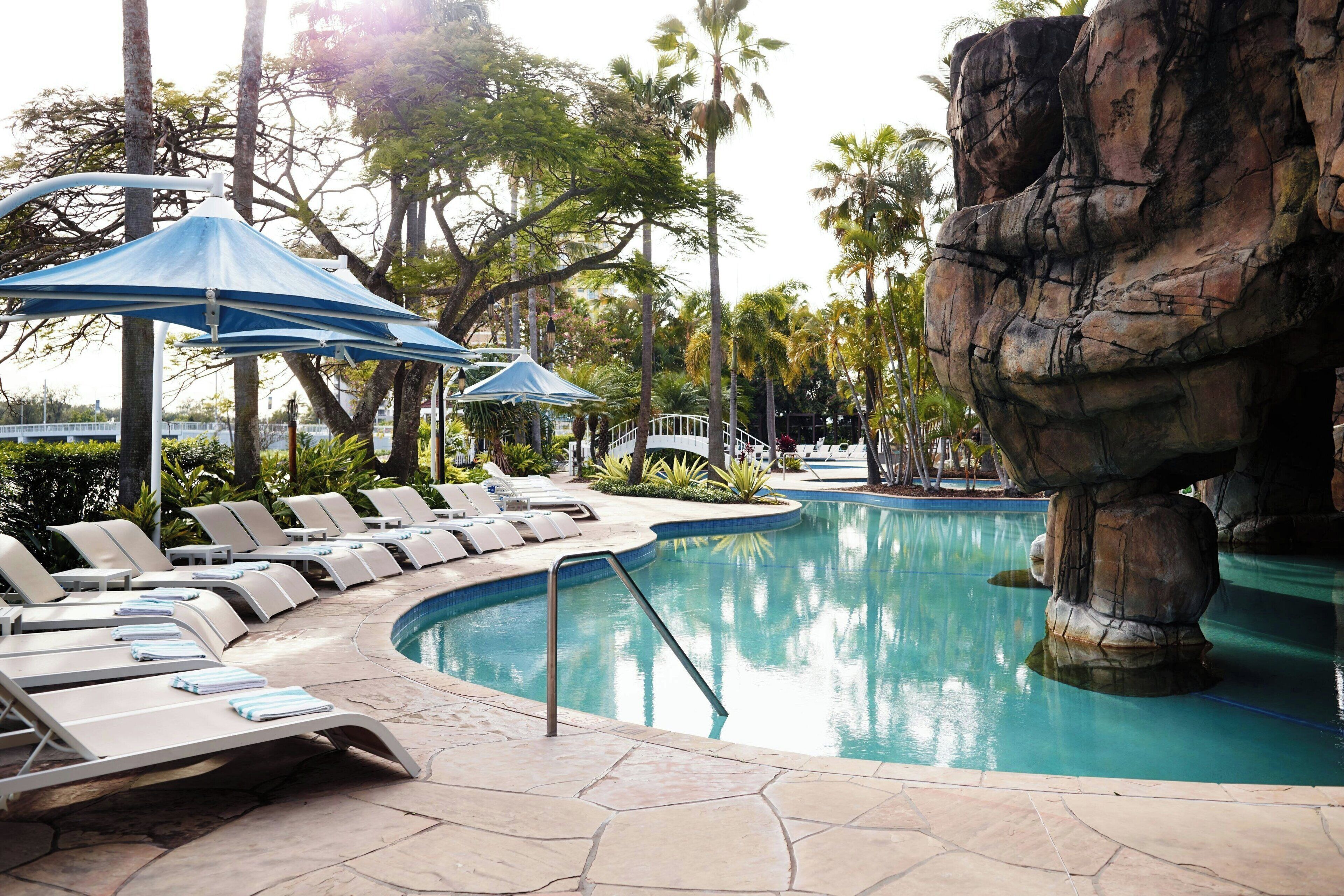 2 piscinas externas, barracas, guarda-sóis