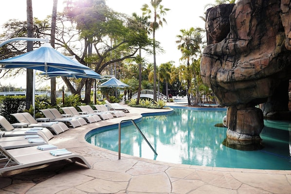 2 座室外游泳池,提供遮陽小屋 (付費)和泳池遮陽傘