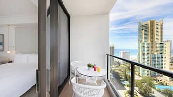 Caja de seguridad en la habitación y escritorio