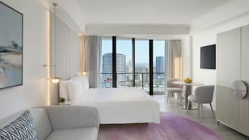 Safe på rommet, skrivebord og skrivebord for bærbar PC