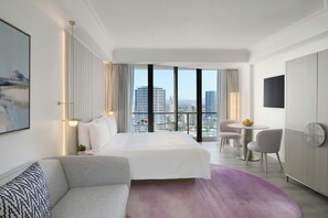 客房內保險箱、書桌、筆電工作空間、熨斗/熨衣板