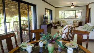 Villa Luxe, 2 chambres, terrasse, vue océan | Coin séjour | Télévision à écran plat, baby-foot, table de tennis de table