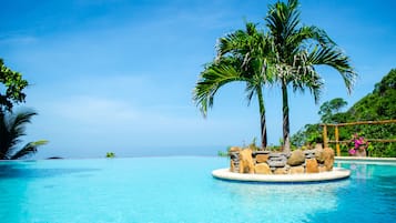 Piscine extérieure, parasols de plage, chaises longues