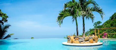 Piscine extérieure, parasols de plage, chaises longues